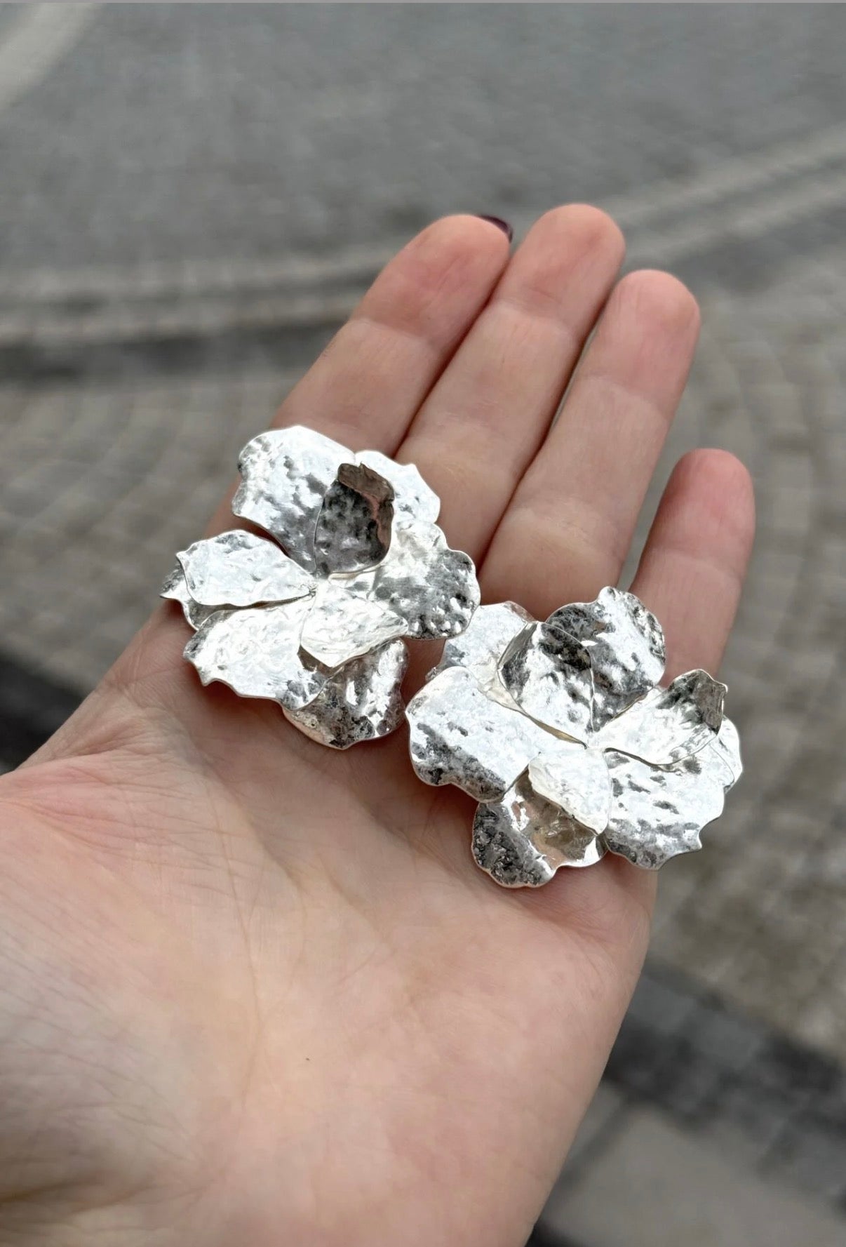 Ezme Plaka Çiçek Küpe Gümüş Renk