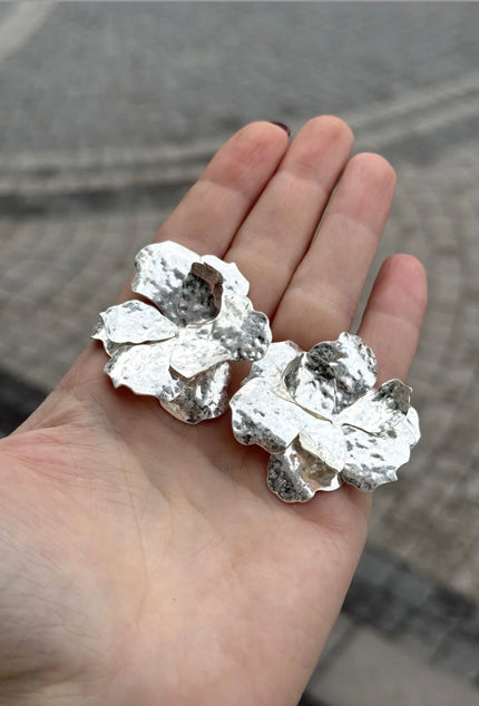 Ezme Plaka Çiçek Küpe Gümüş Renk