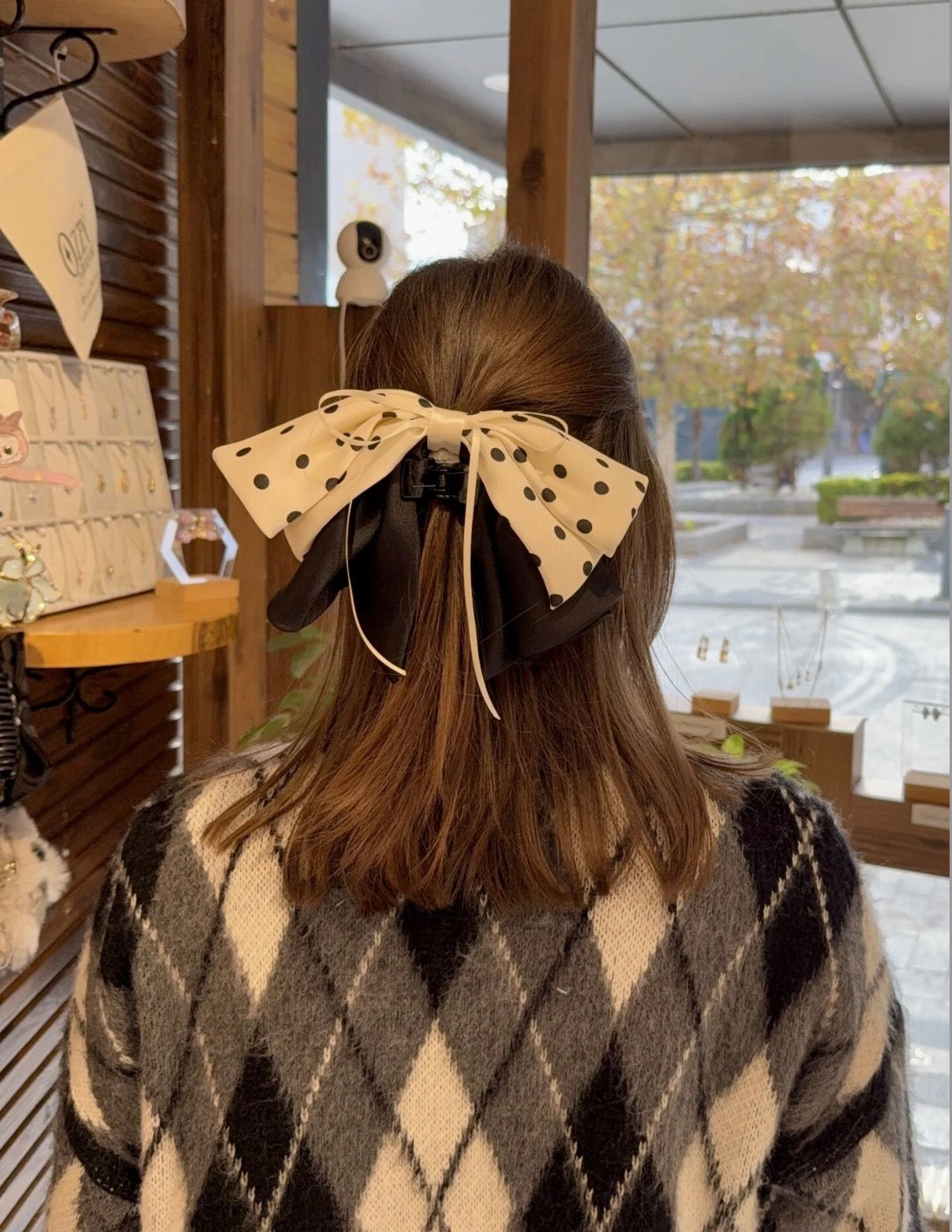 Puantiyeli Büyük Fiyonk Model Küçük Mandal Toka Siyah Beyaz