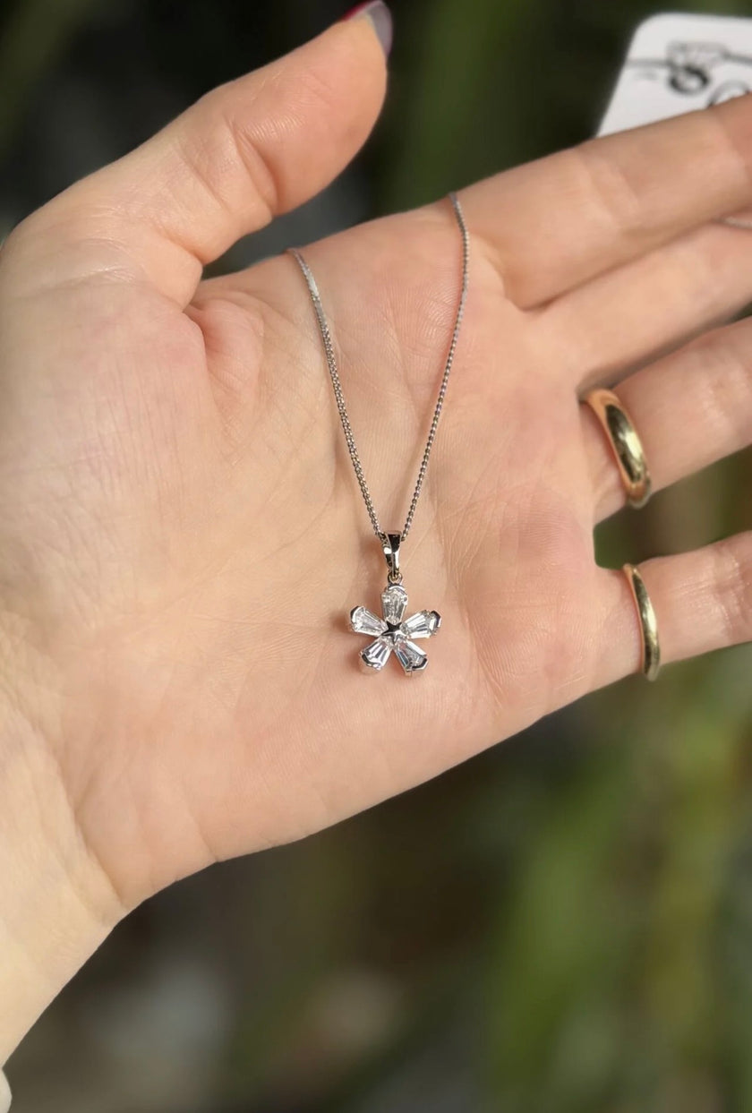 VIP Kristal Taş Yapraklı Çiçek Kolye Gümüş Renk