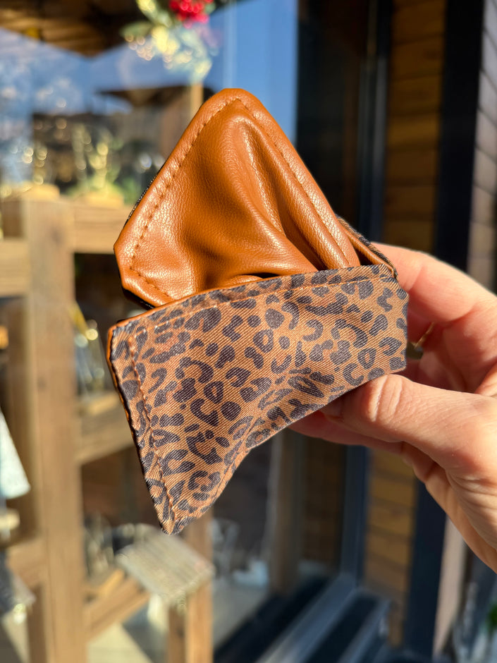 Yarısı Suni Deri Detaylı Leopar Desen Mandal Toka Orta Kahve