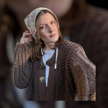 Pembe Çiçek Detaylı Örme Üçgen Model Bandana Toka