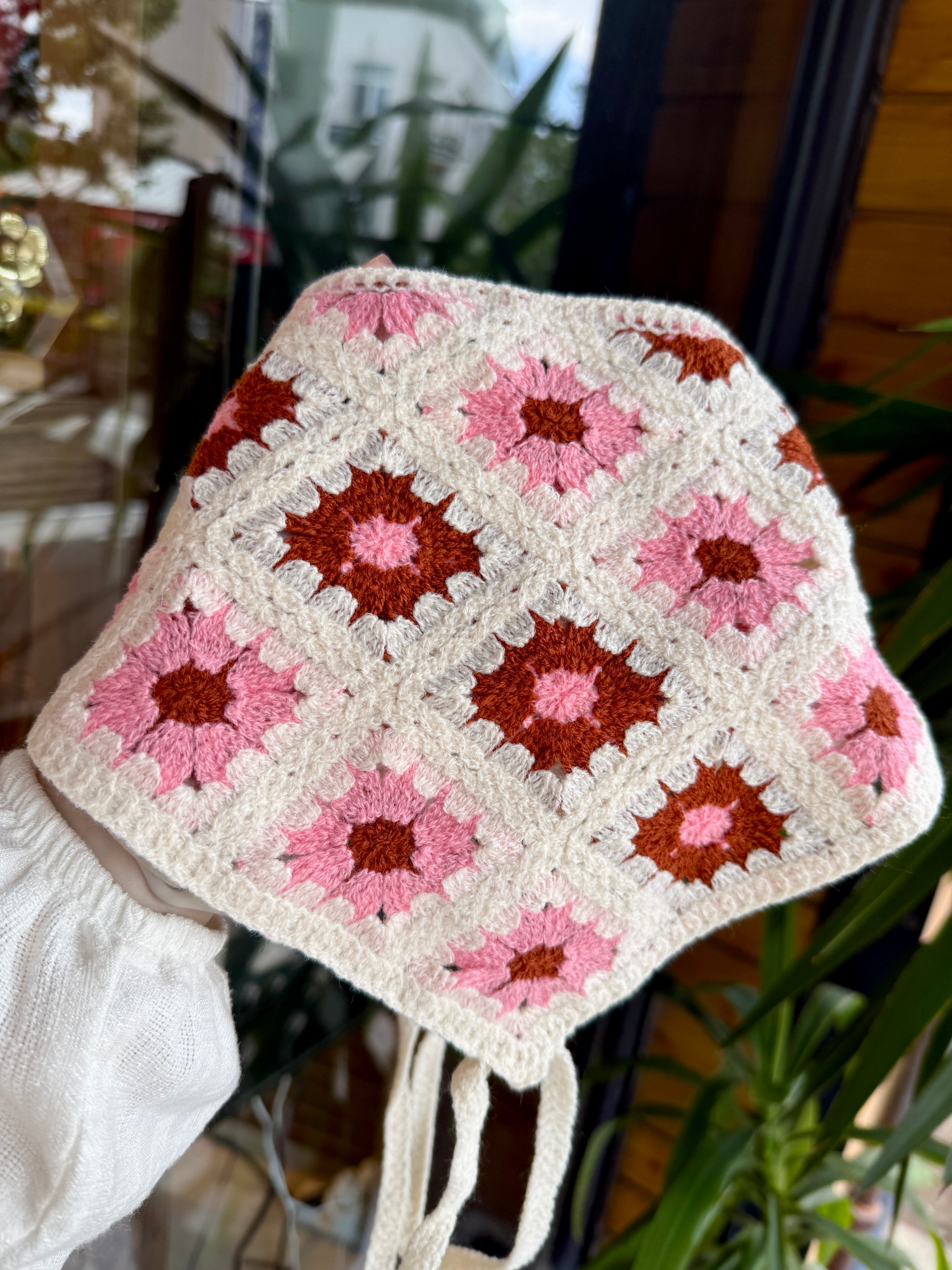 Kahve Pembe Çiçek Desenli Üçgen Örgü Bandana Toka
