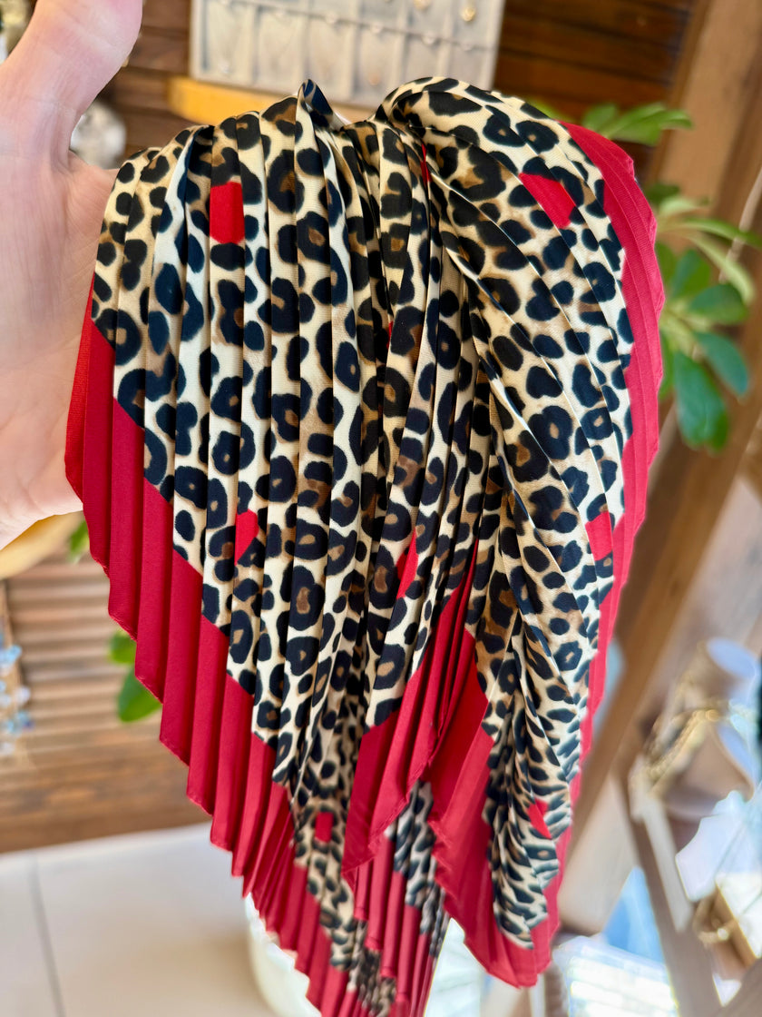 Piliseli Fular Toka Kırmızı Şeritli Leopar Model 55 x 55 cm