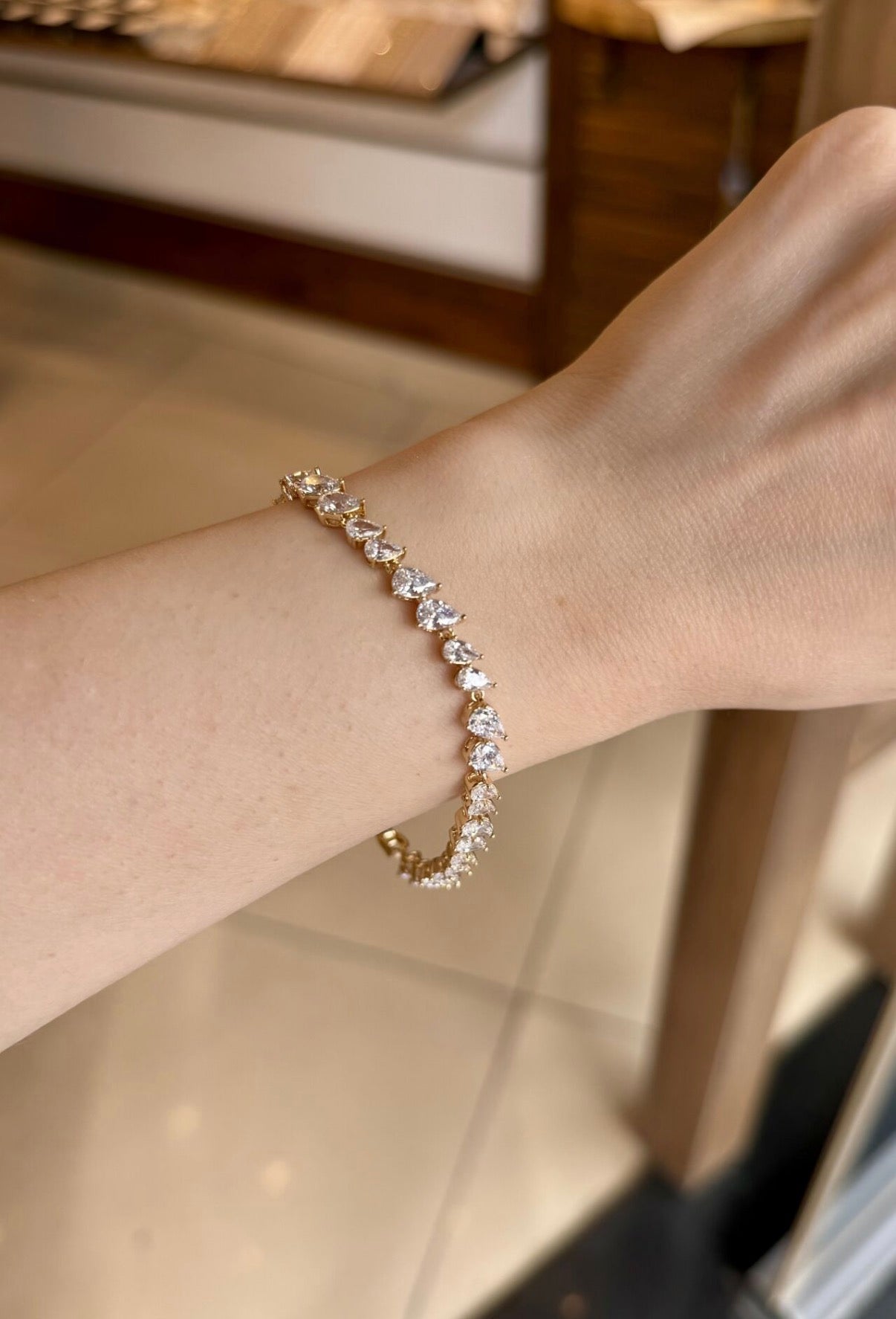 VIP Sıra Yatay Damla Zirkon Taşlı Bileklik 17 + 3 cm