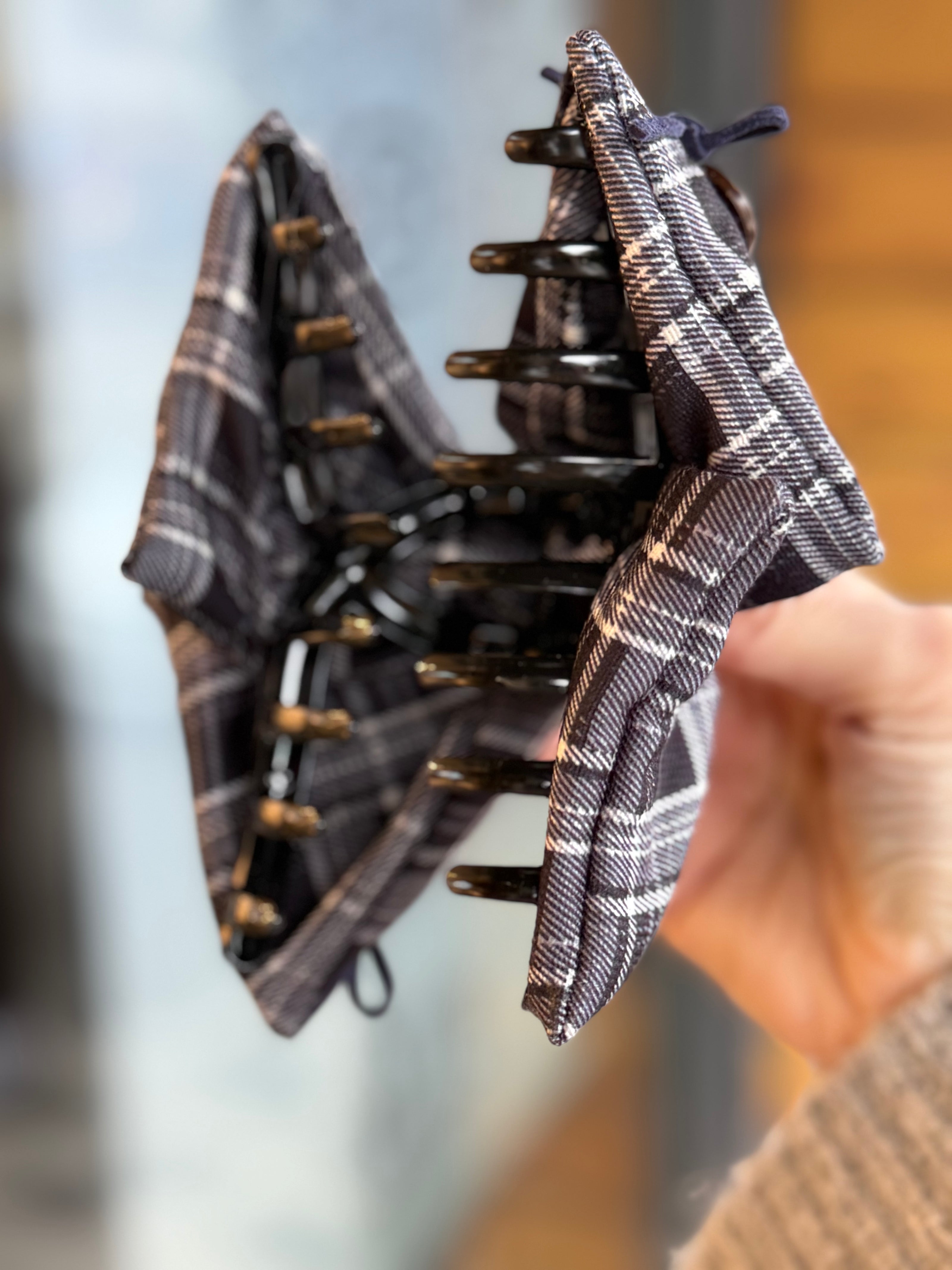 Düğme Detay Ekoseli Kumaş Üçgen Mandal Toka Siyah