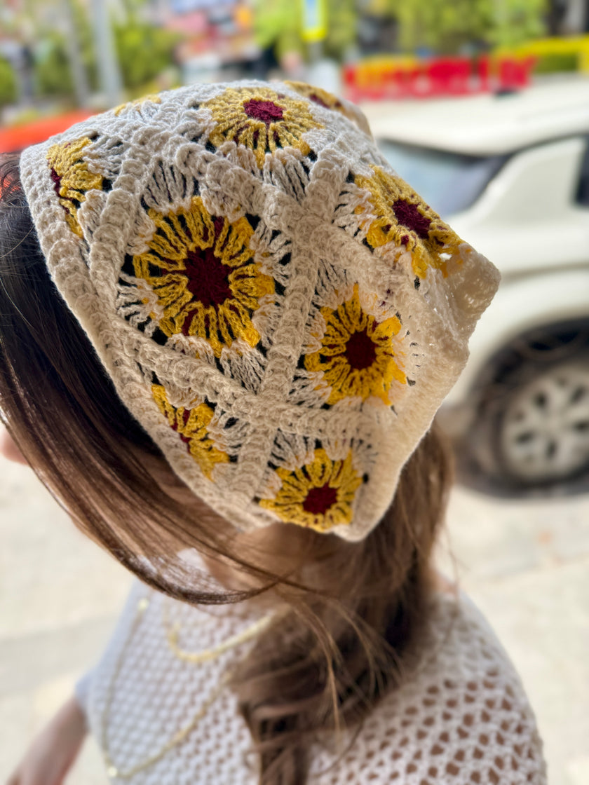 Ayçiçeği Desenli Örgü Üçgen Bandana Toka