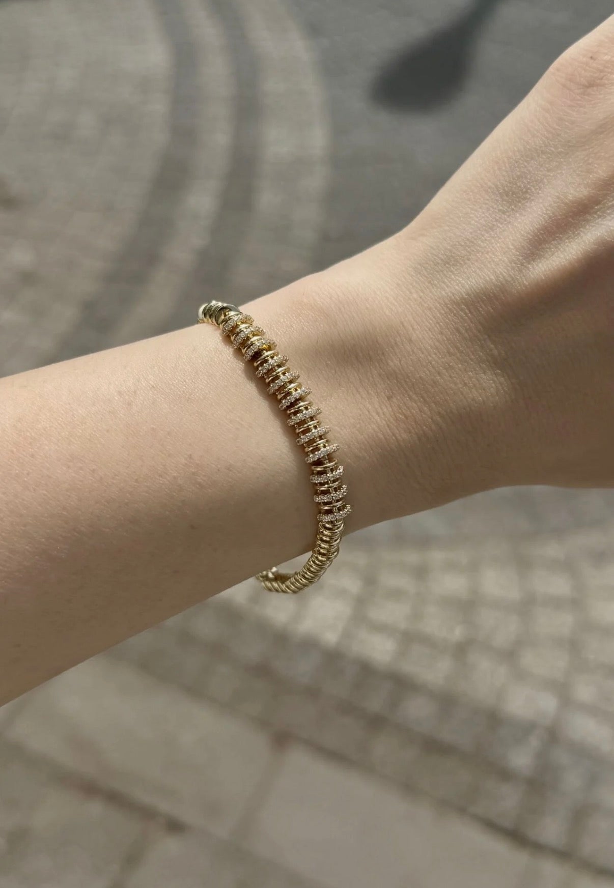 VIP Ortası Sıra Gömme Taşlı Kemerli Tırtık Bileklik 17 + 2 cm