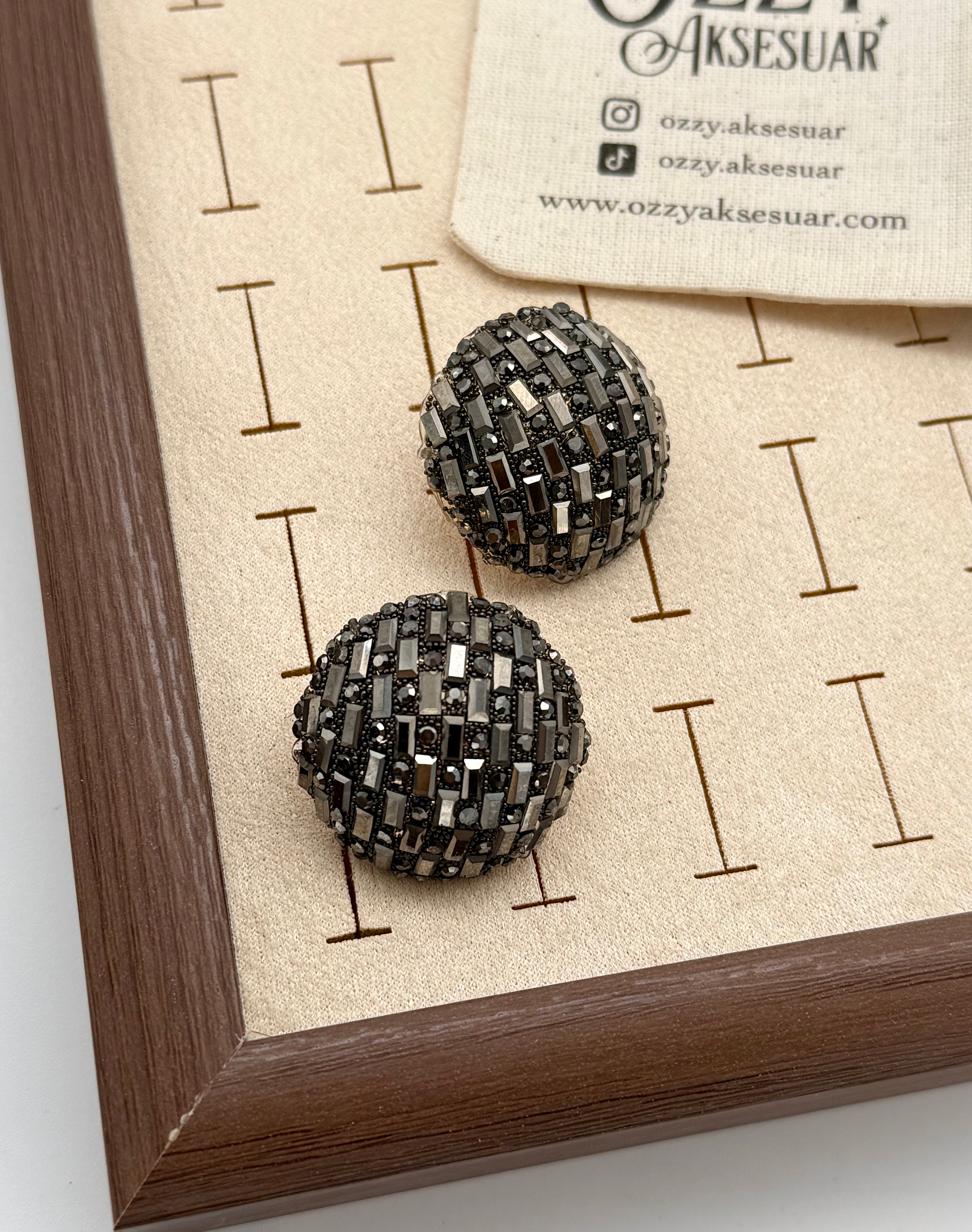 Taş İşlemeli Yuvarlak Küpe Antrasit Taş