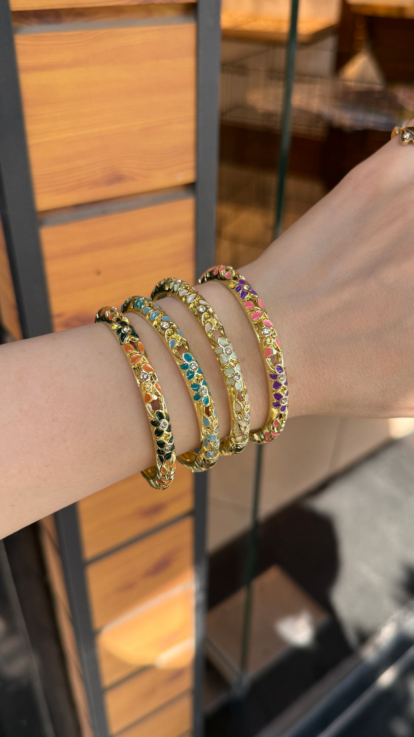 Çiçek Desenli Mineli Kelepçe Bileklik İç Çapı 6 cm
