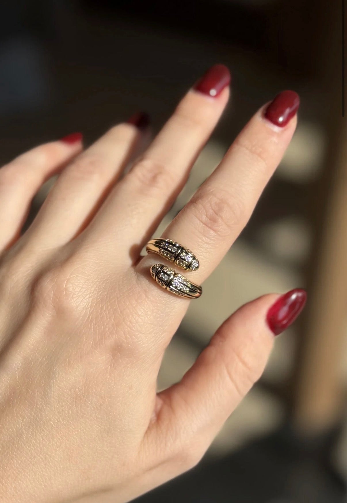 Siyah Mine Şeritli Gömme Taşlı Kavuşan Model Ayarlanabilir Yüzük