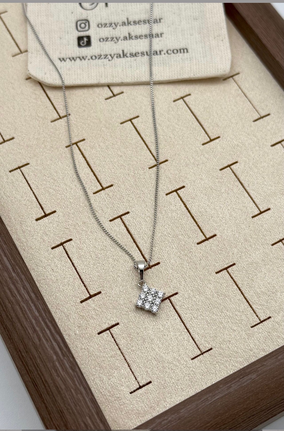 VIP 9 Gömme Taş Uçlu Kolye Gümüş Renk