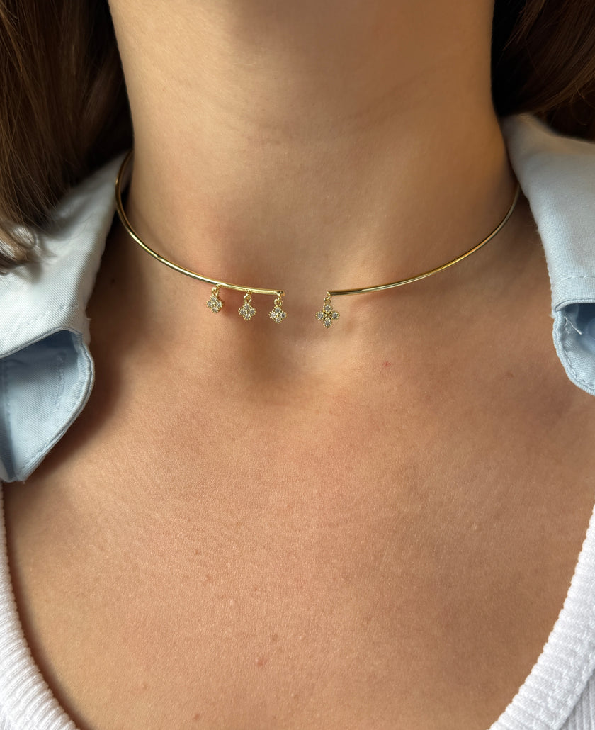 Taşlı Yonca Charmlı Yarım Choker Kolye