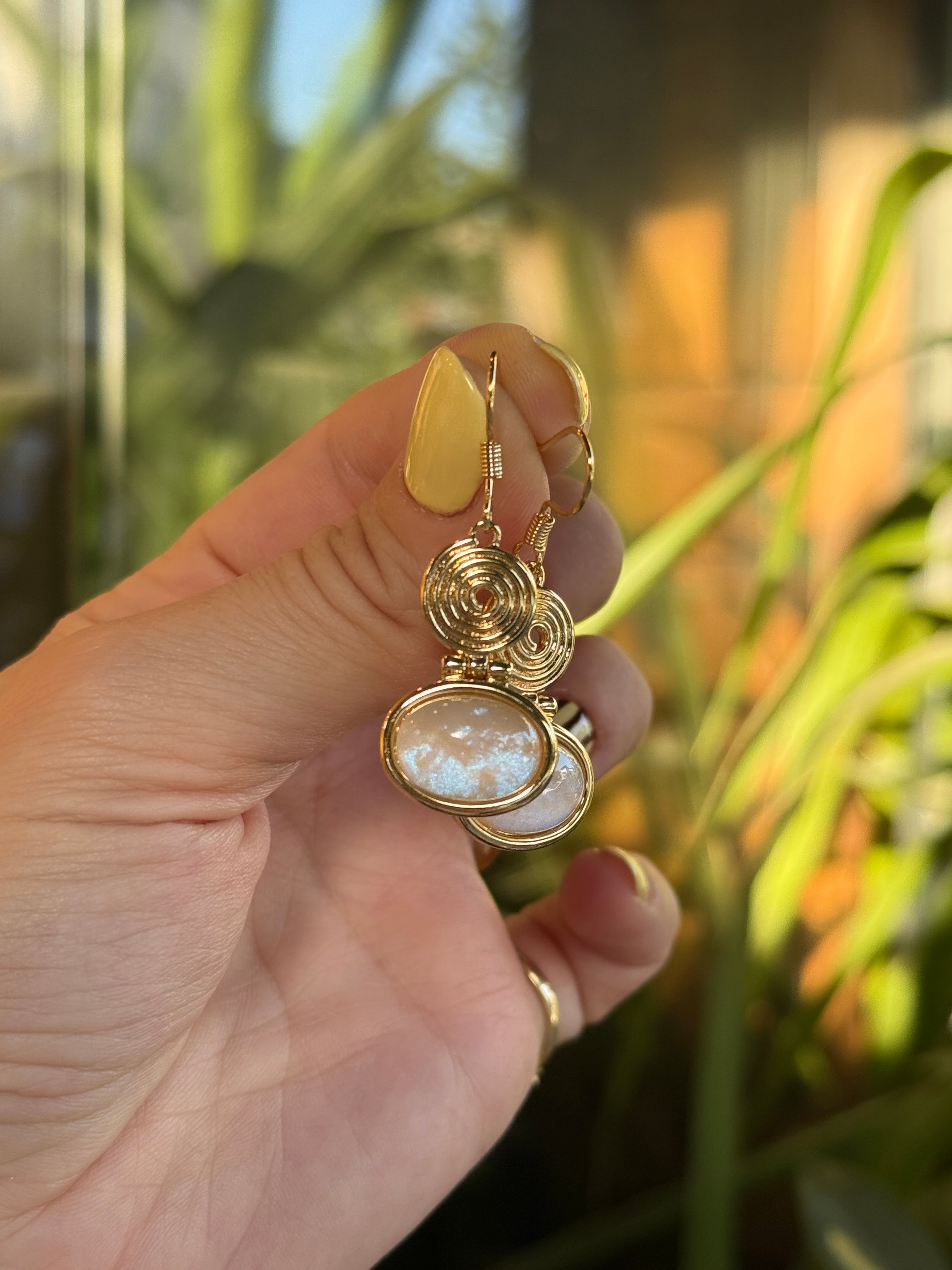 Sedefli Oval Uçlu Vintage Kanca Küpe