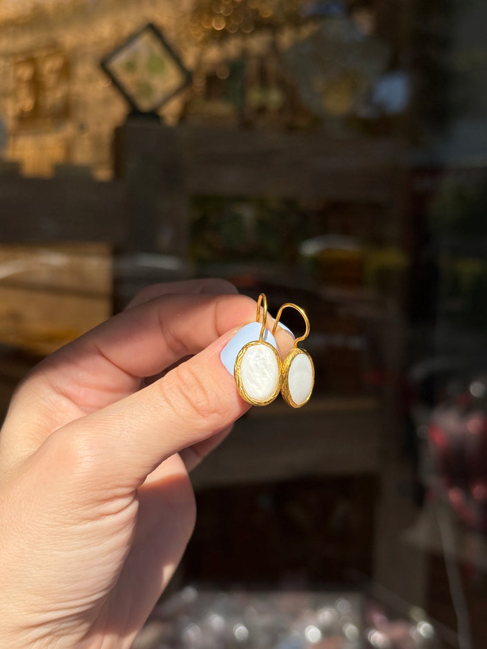 El Yapımı Altın Kaplama Gerçek Sedefli Oval Model Kanca Küpe