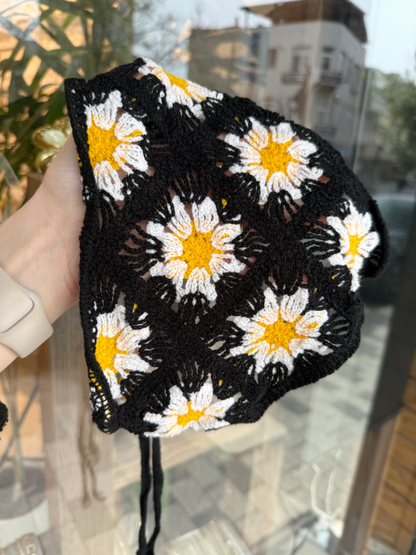 Papatyalı Örgü Üçgen Bandana Toka Siyah Renk