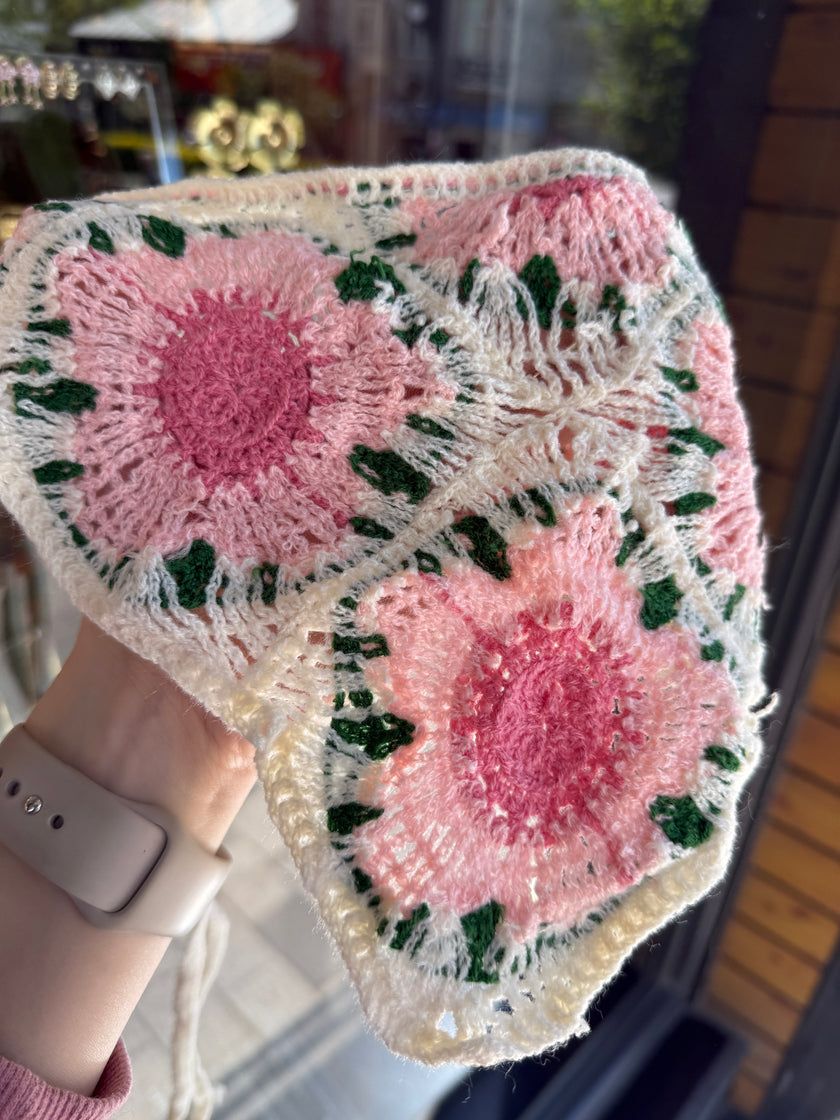 Çiçek Desenli Örgü Üçgen Bandana Toka Pembe Çiçekli