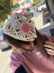 Çiçek Desenli Örgü Üçgen Bandana Toka Pembe Çiçekli