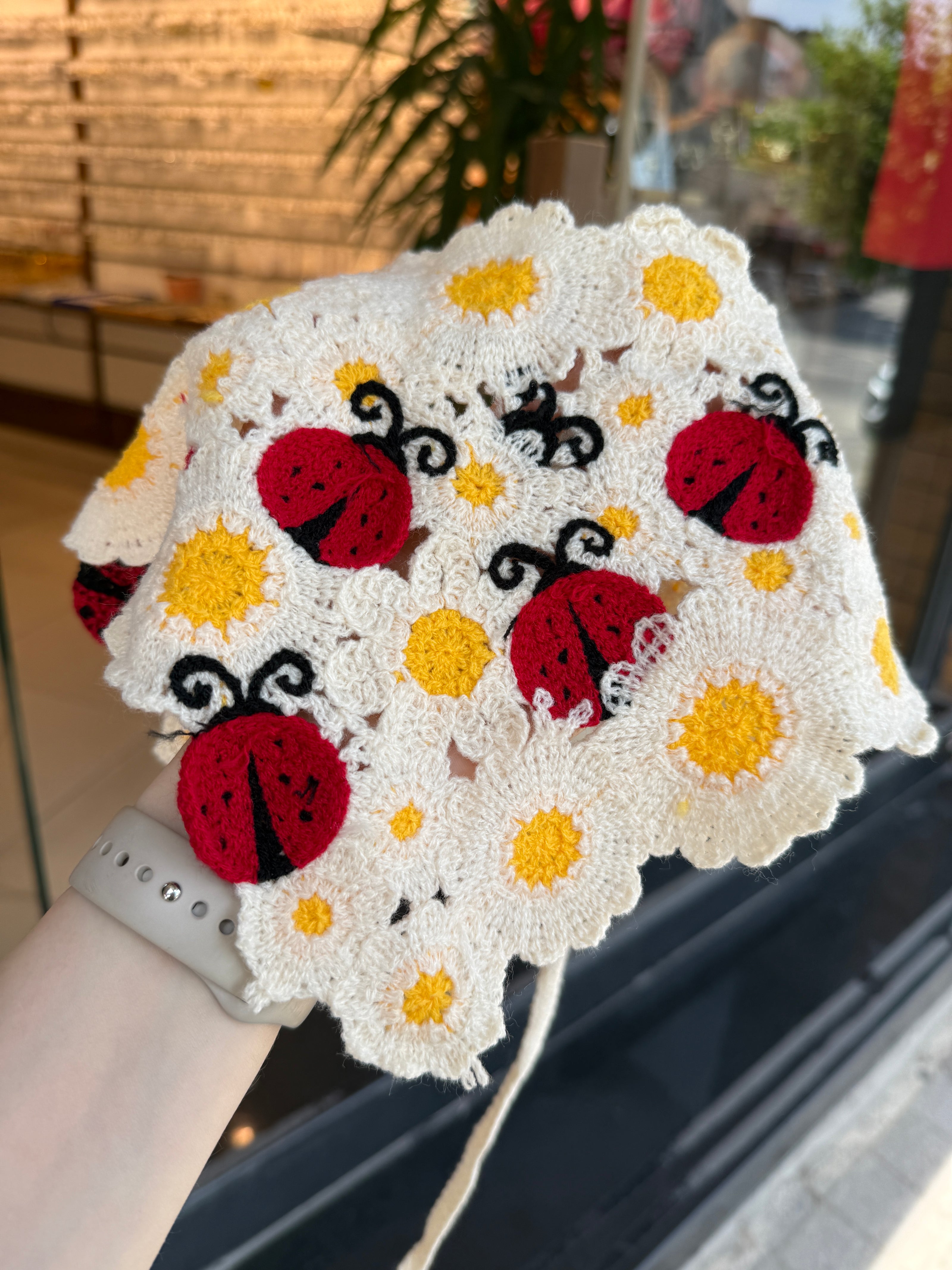 Uğur Böcekli Çiçekli Örgü Üçgen Bandana Toka