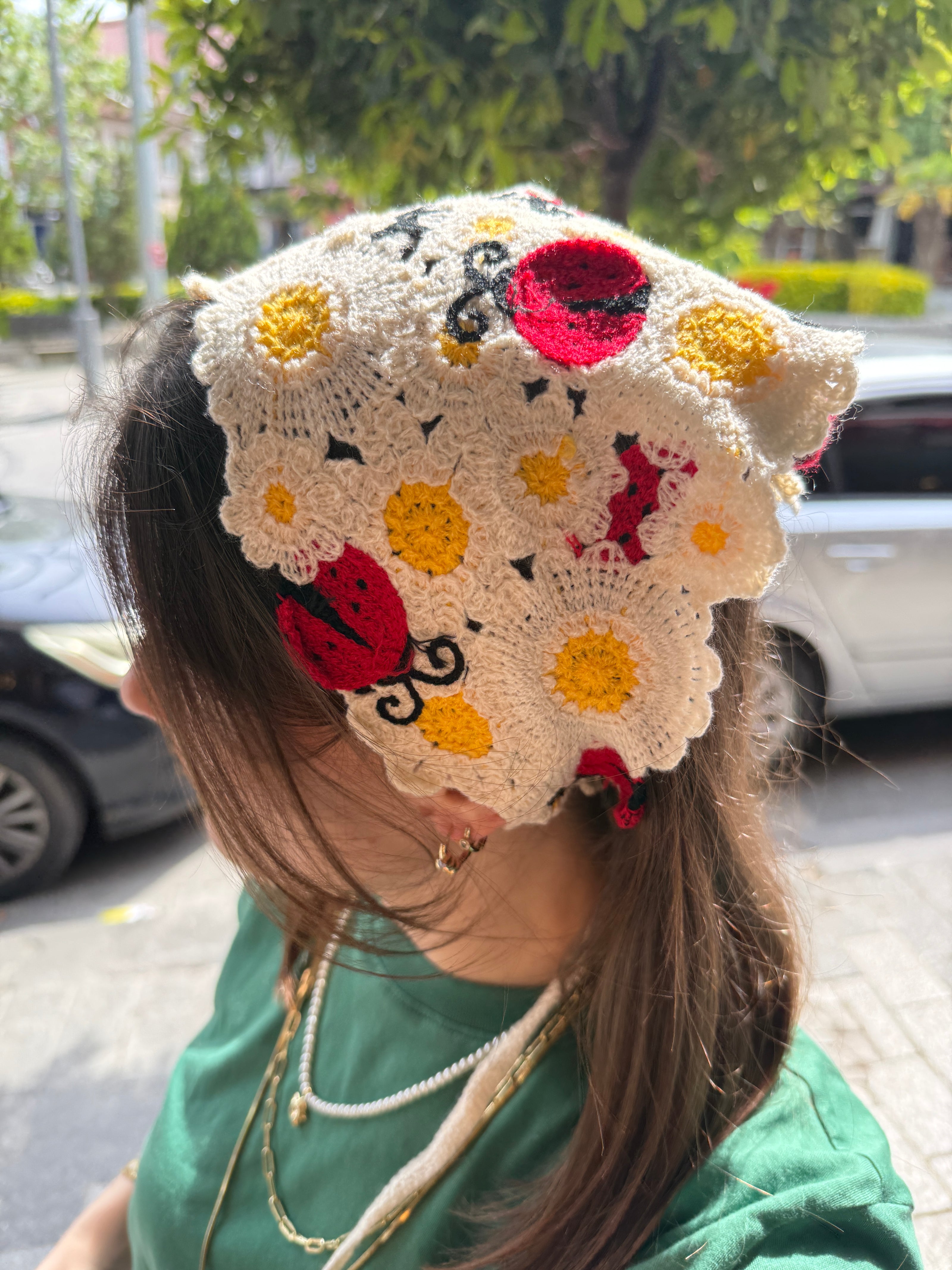Uğur Böcekli Çiçekli Örgü Üçgen Bandana Toka