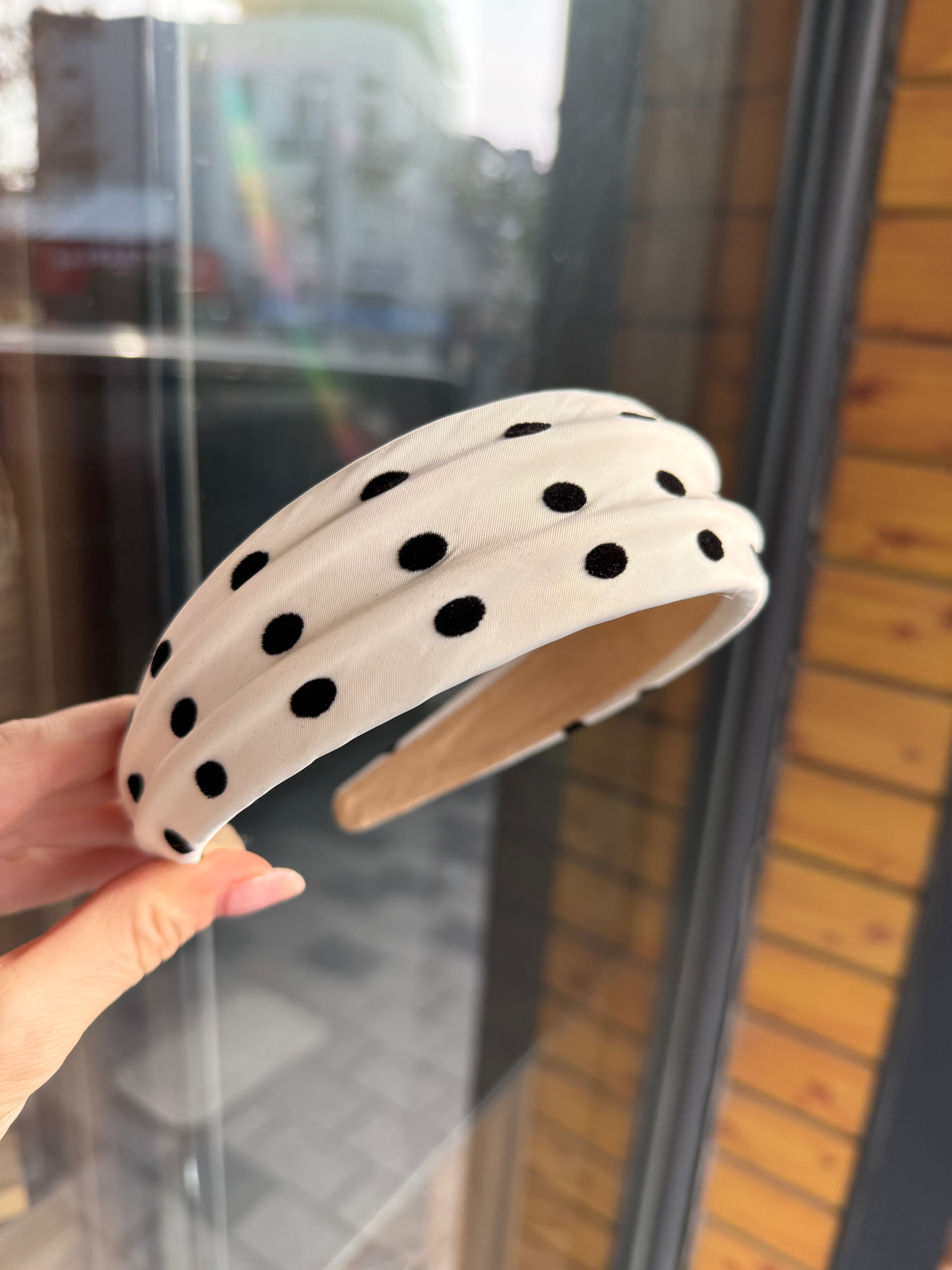 Çift Şerit Bombe Model Puantiyeli Taç Toka Beyaz