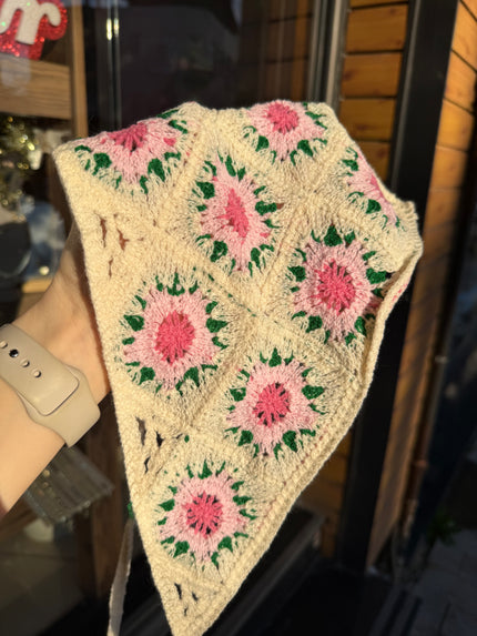 Pembe Çiçek Detaylı Örme Üçgen Model Bandana Toka