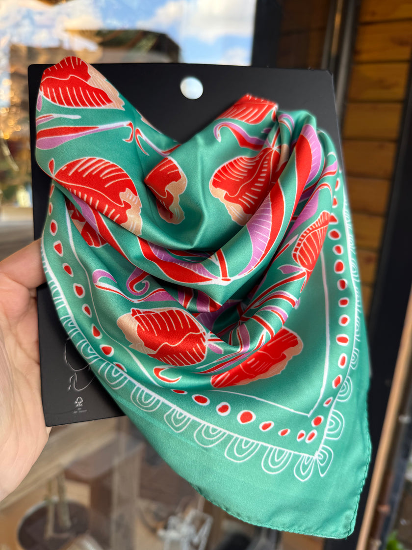 Büyük Boy Kare Fular Toka Çiçek Desenli Yeşil 70 x 70 cm