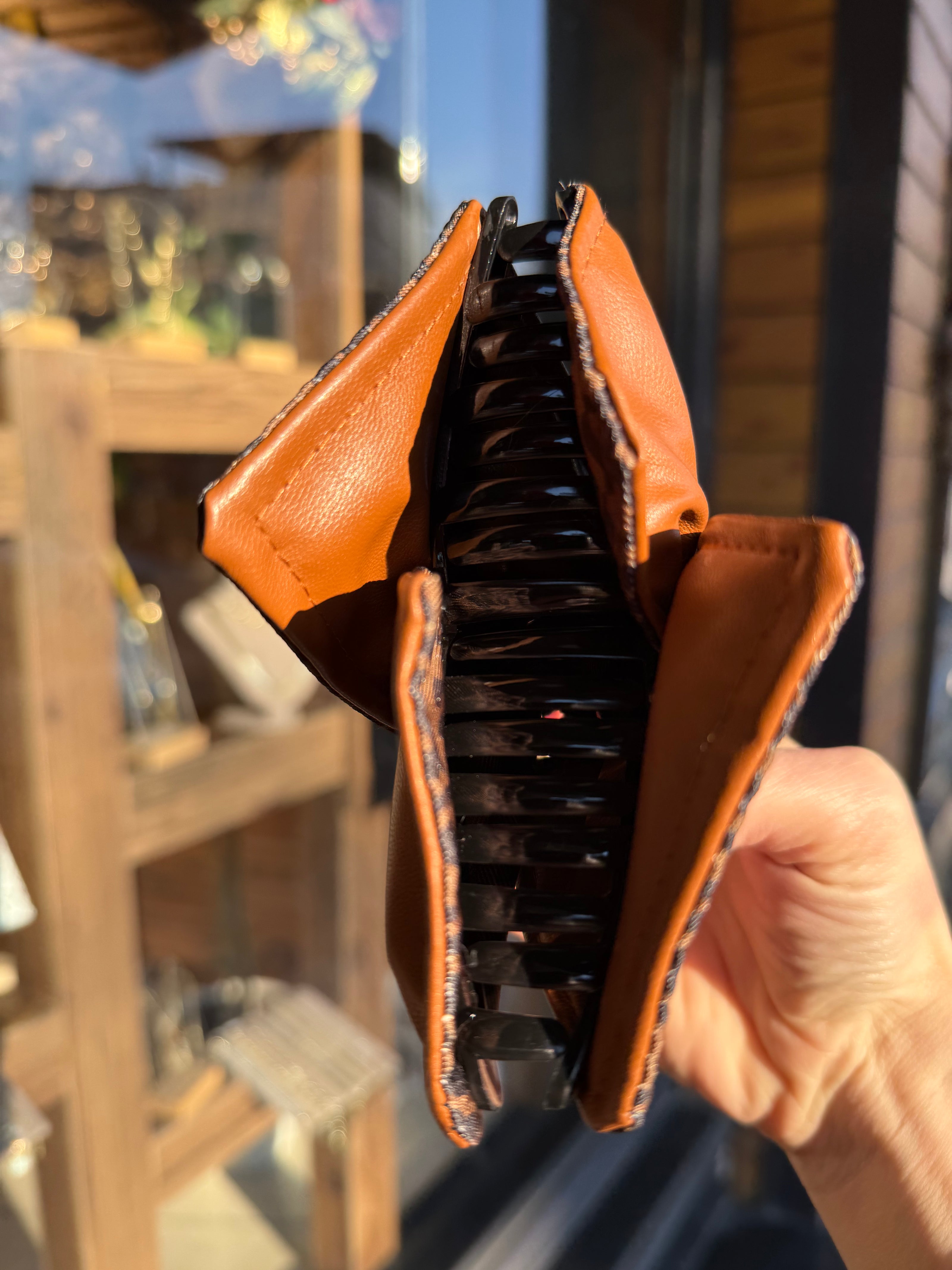 Yarısı Suni Deri Detaylı Leopar Desen Mandal Toka Orta Kahve