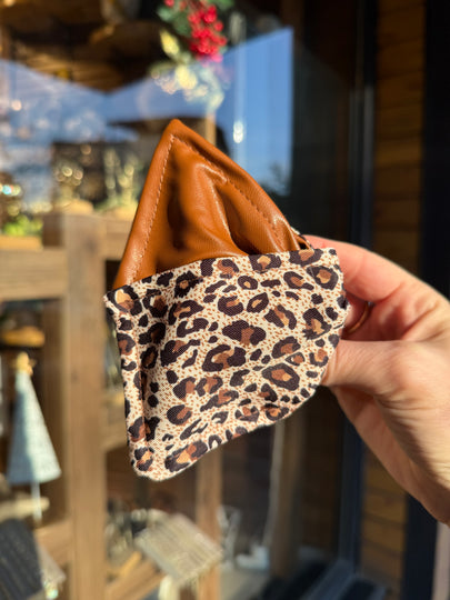 Yarısı Suni Deri Detaylı Leopar Desen Mandal Toka Açık Renkli