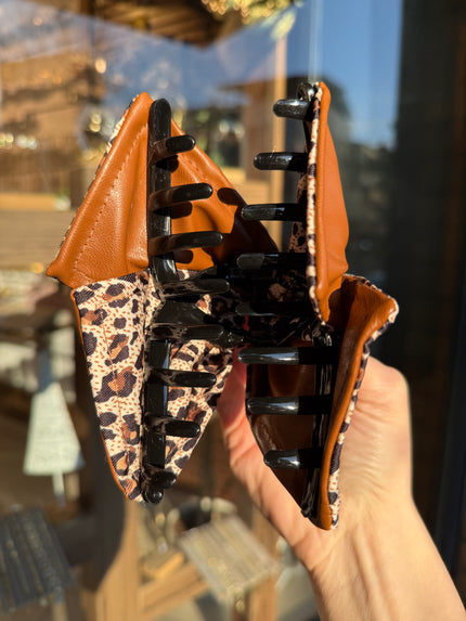 Yarısı Suni Deri Detaylı Leopar Desen Mandal Toka Açık Renkli