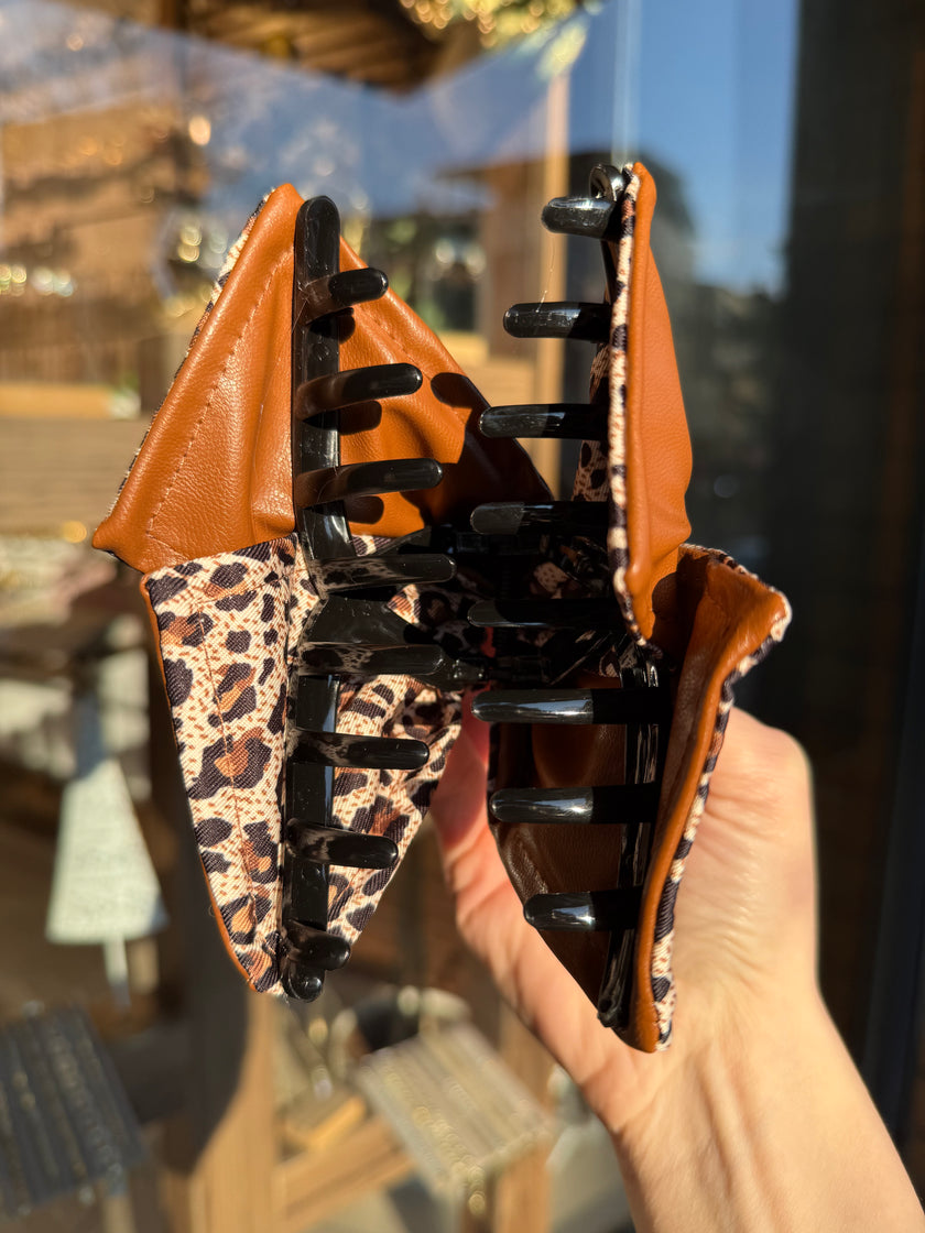 Yarısı Suni Deri Detaylı Leopar Desen Mandal Toka Açık Renkli