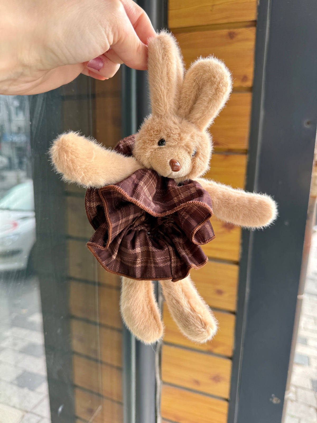 Kareli Lastikli Peluş Tavşan Simit Toka Kahverengi